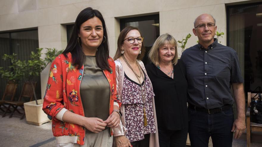 Los autores Carmen Orte y Lluís Ballester junto a la exministra Carmen Montón