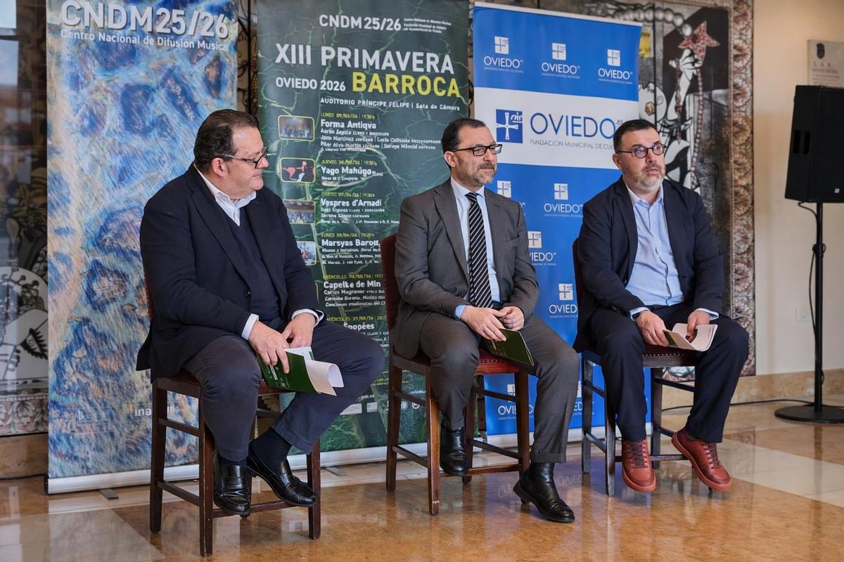 Por la izquierda; Francisco Lorenzo, director del Centro Nacional de Difusión Musical; David Álvarez, concejal de Cultura; y Cosme Marina, director artístico de la Fundación Musical Ciudad de Oviedo.
