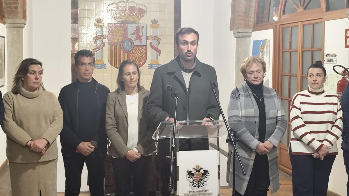 El alcalde, Isaac Reyes, con miembros de su equipo de gobierno en la rueda de prensa.