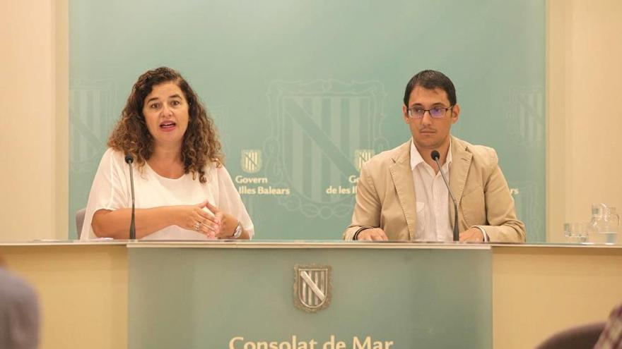La portavoz del Govern, Pilar Costa, y el conseller Iago Negueruela, ayer en rueda de prensa.