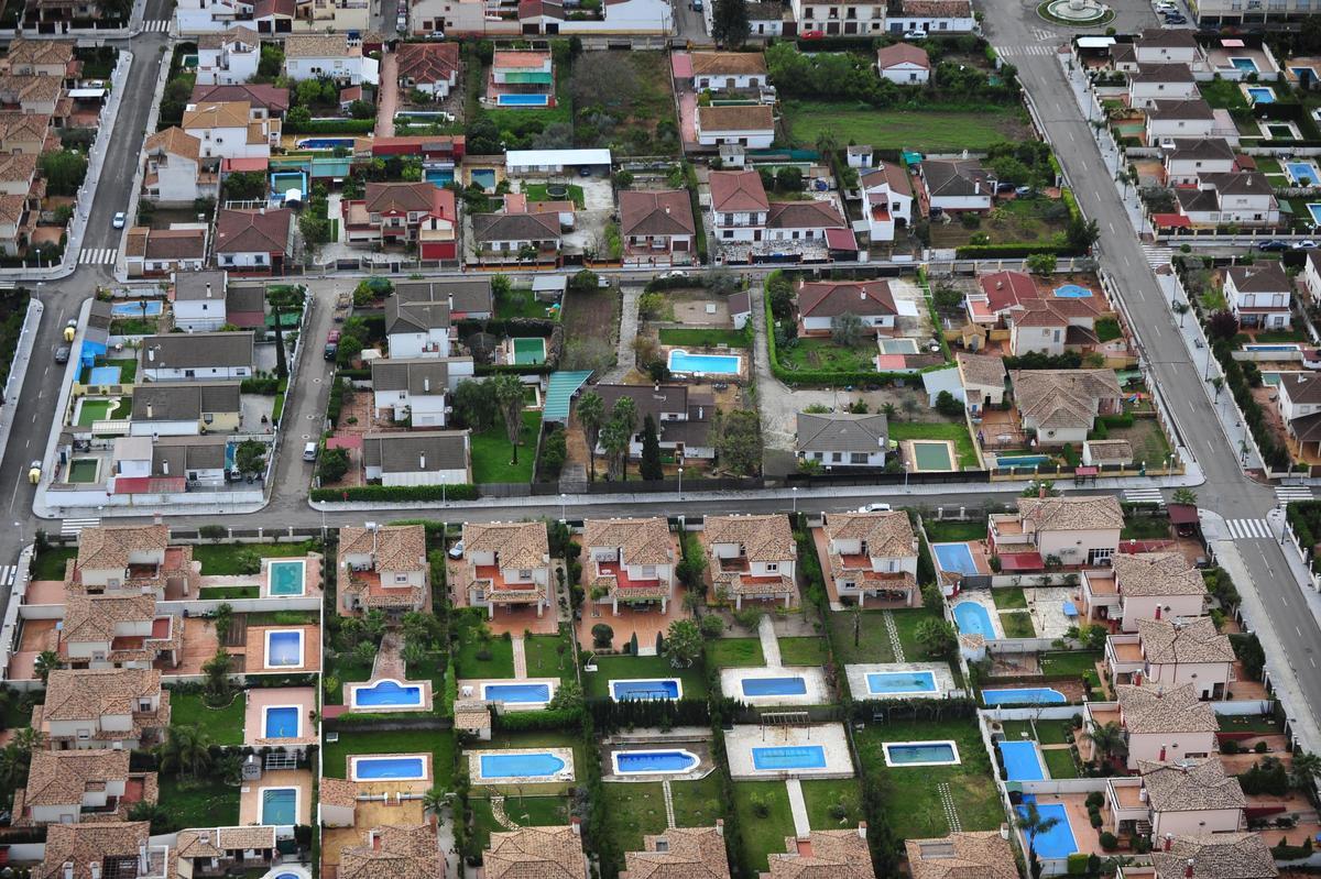 Piscinas en viviendas unifamiliares y chalés en la periferia de la capital cordobesa, la segunda ciudad con mayor número de este tipo de instalaciones, tras Madrid.