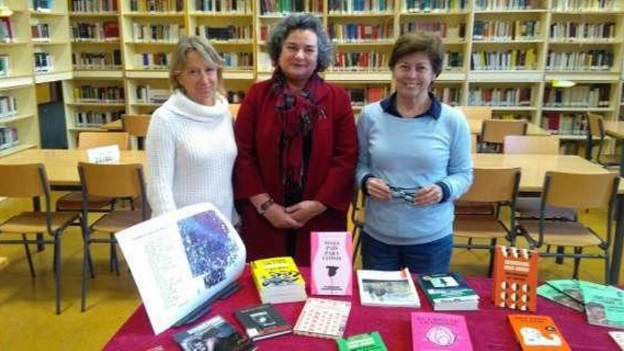 Entrega de los libros a la biblioteca del instituto. // S.A.