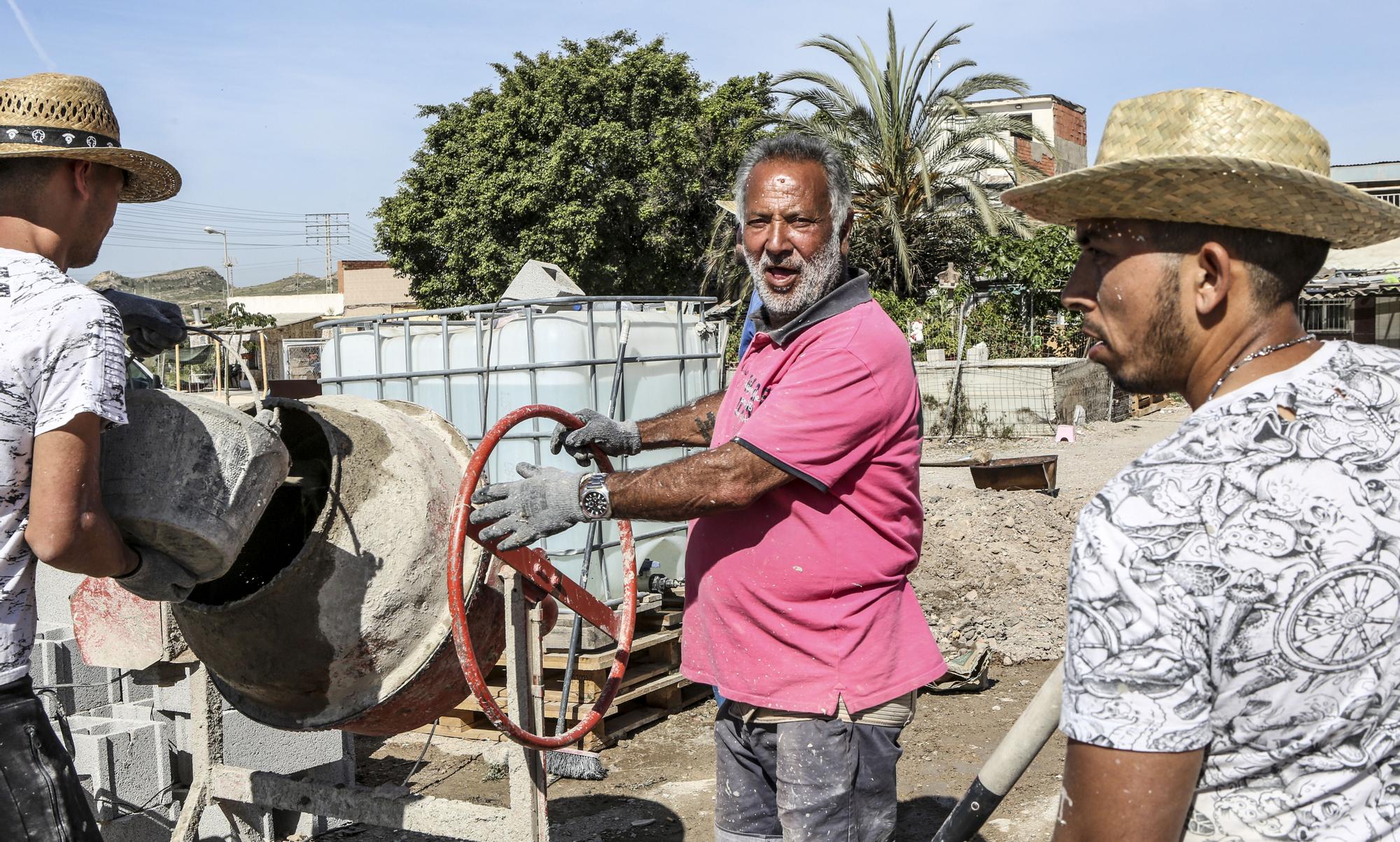 Los vecinos rehabilitan el barrio del Cementerio