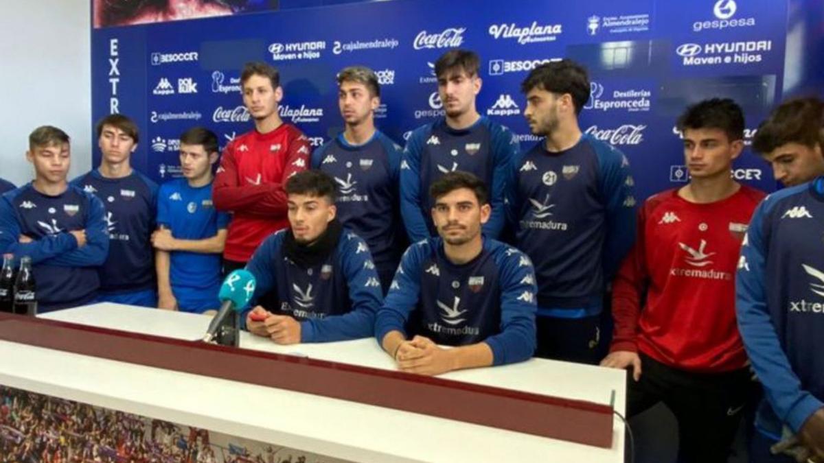 Los jugadores del Extremadura, “obligados” a jugar ante la Cultural - La  Opinión de A Coruña