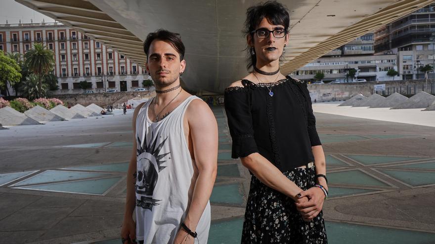 Saikan y Roxanne, dos personas de género no binario debajo del puente de la Exposición en València.