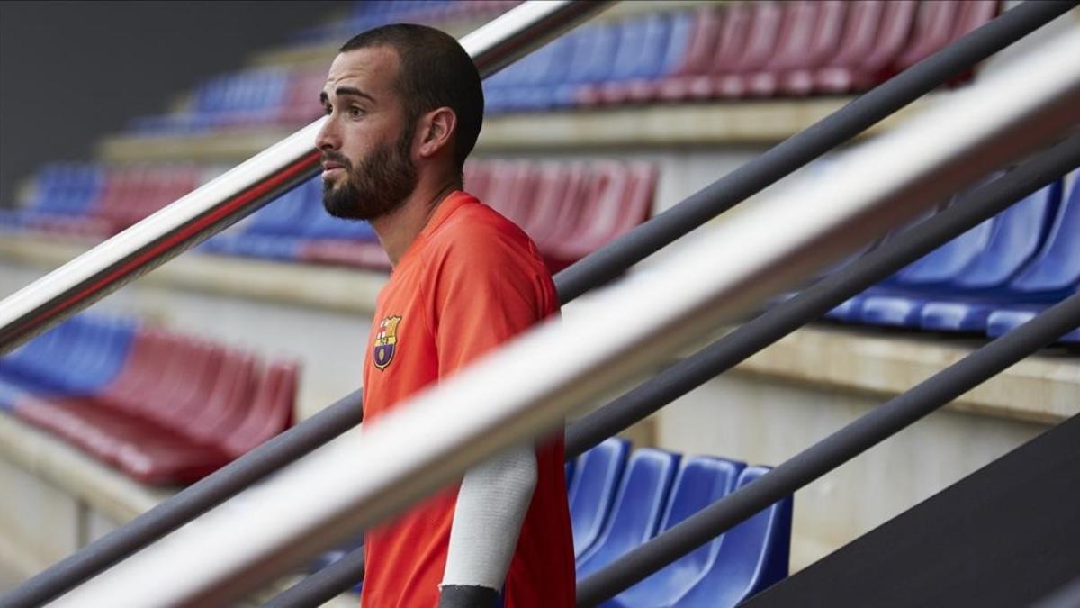 Aleix Vidal saltando al campo de entrenamiento en Barcelona