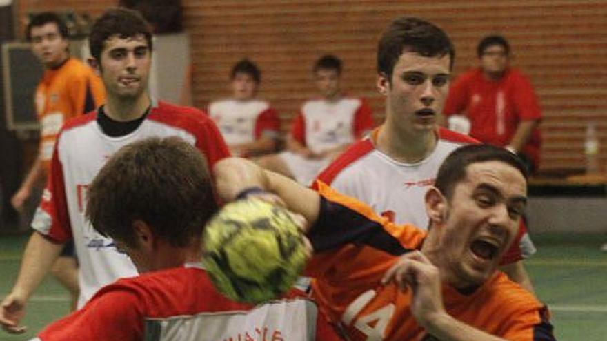 Un jugador del Base Oviedo intenta superar la defensa de Castilla y León.