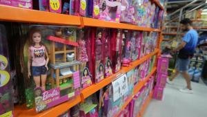 Varias muñecas Barbie expuestas en las estanterías de una juguetería Drim, en Barcelona.