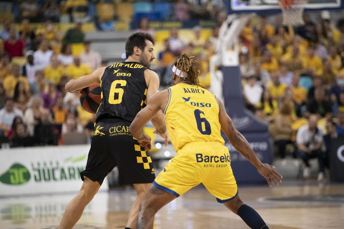 Bruno Fitipaldo, defendido por Andrew Albicy en el derbi de la primera vuelta.