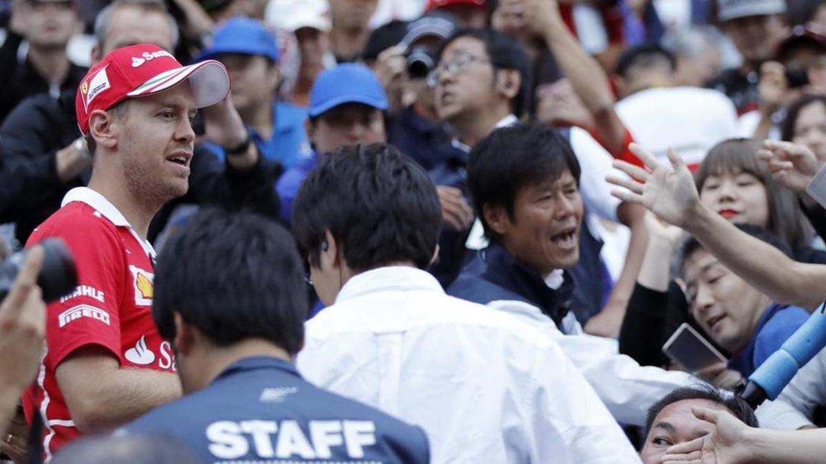 Sebastian Vettel saluda a una multitud de seguidores japoneses, en Suzuka.