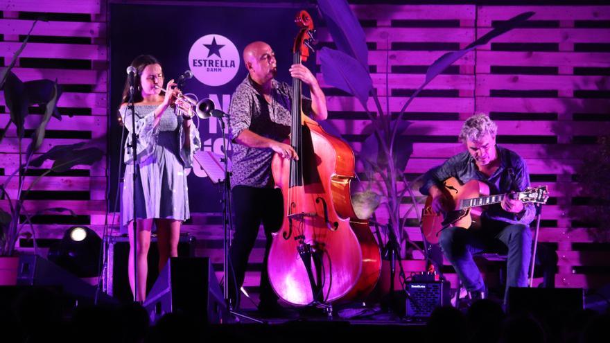 Magalí Sare s&#039;incorpora a Les Nits d&#039;Acústica, que amplia l&#039;aforament dels concerts de Ginestà i l&#039;Orquestra Di-Versiones