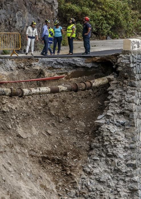 13/07/2016 Visita del presidente del Cabildo de Tenerife Carlos Alonso  junto a Técnicos para ver in situ el estado del derrumbe del talúd de la carretera que lleva a la Punta de Teno.José Luis González