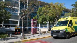 Efectivos del SEM frente a la Facultad de Química de la Universidad Rovira i Virgili tras la explosión en uno de los laboratorios de prácticas