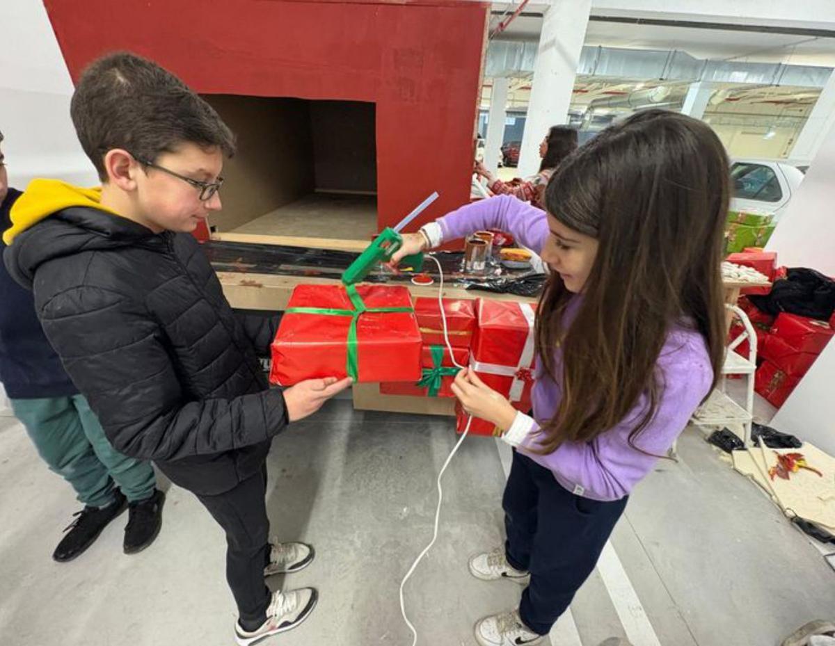 Baizán y una compañera haciendo un paquete . | D. O.