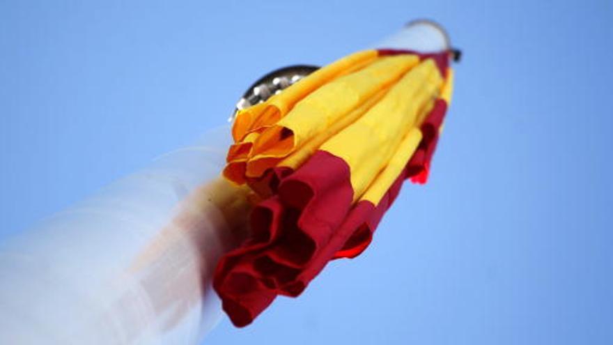 La bandera nacional es izada en los Jardines del Descubrimiento en la Plaza de Colón de Madrid.