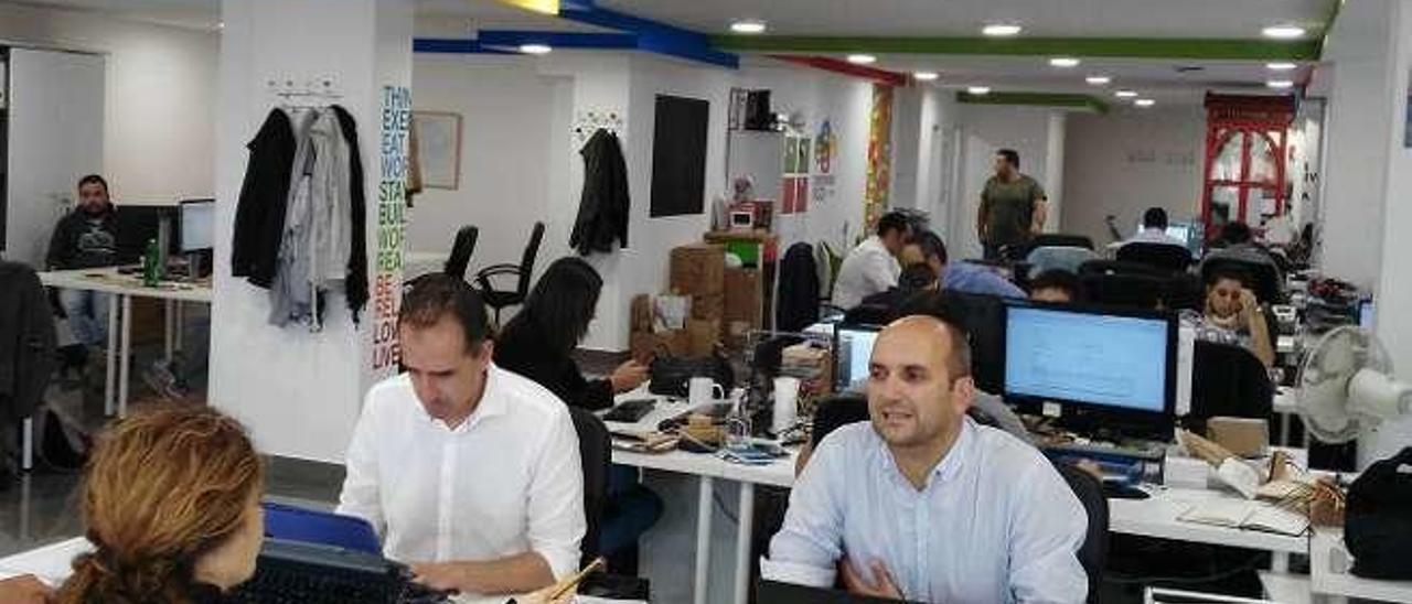 Espacio de trabajo común en Coworking Vigo. // Coworking Vigo