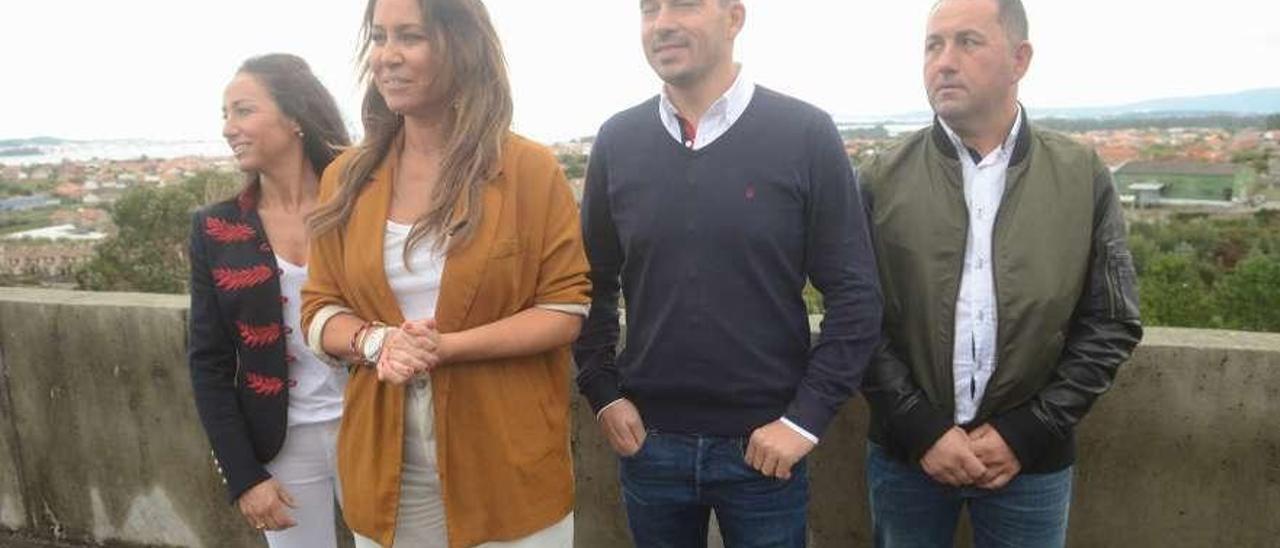 Un momento de la visita de Beatriz Pino (Ciudadanos) a Martín Códax, ayer. // Noé Parga