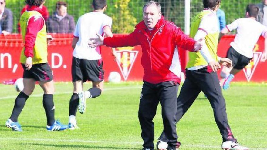 Javier Clemente dando instrucciones, ayer, durante el entrenamiento en Mareo.