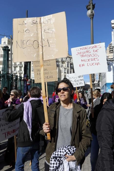 Manifestantes recorren la calle Colón.