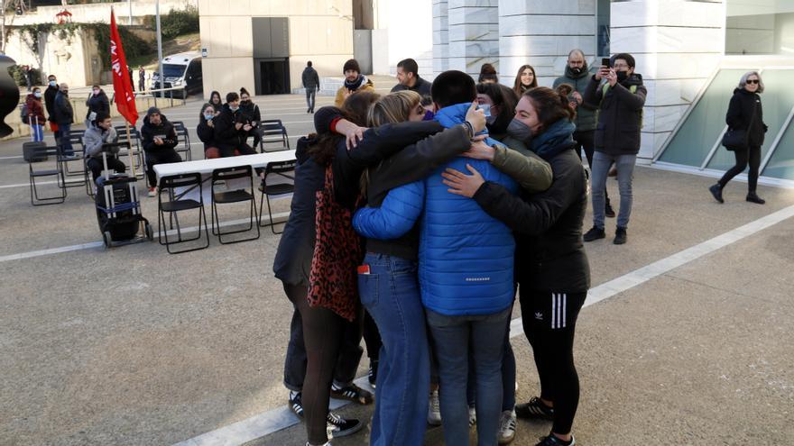 Imatge d&#039;arxiu del jove de la Seu envoltat d&#039;amigues abans d&#039;entrar als jutjats de Lleida