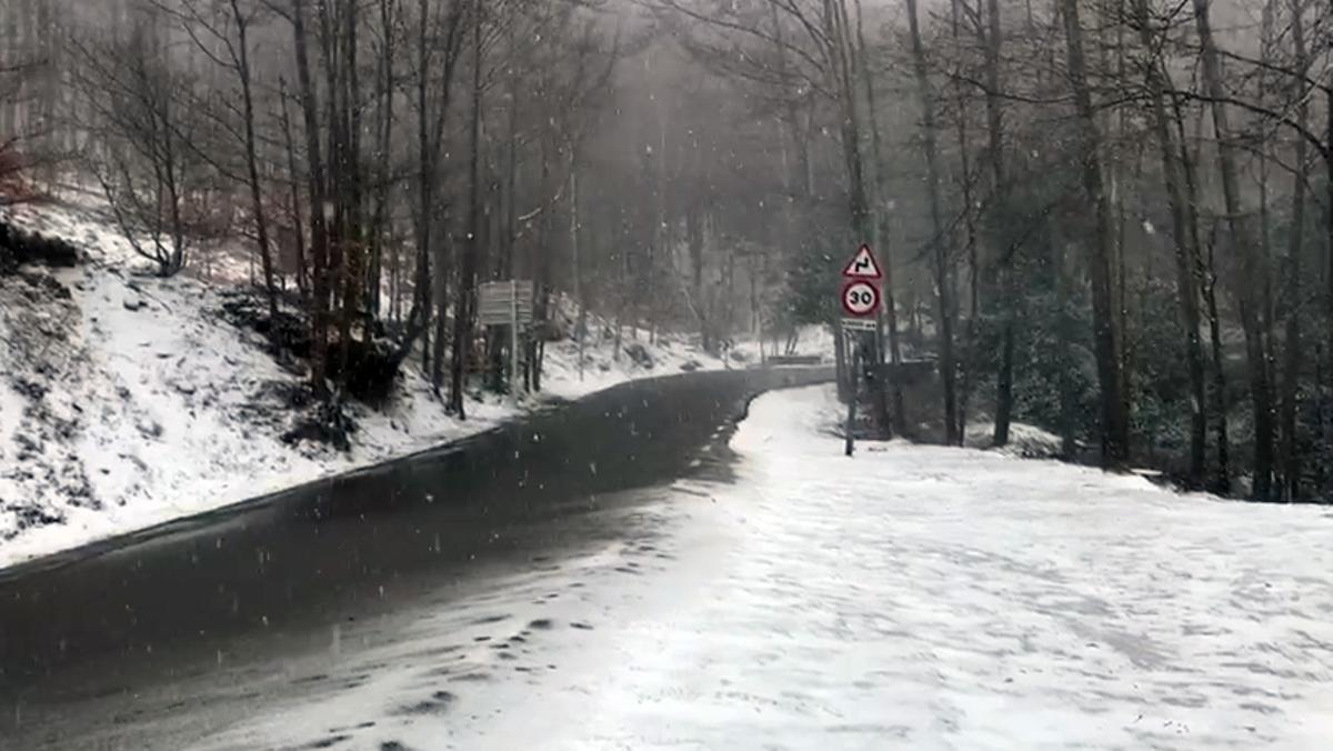 La bajada de temperaturas deja enharinadas las carreteras del Montseny. Antoni Ribera