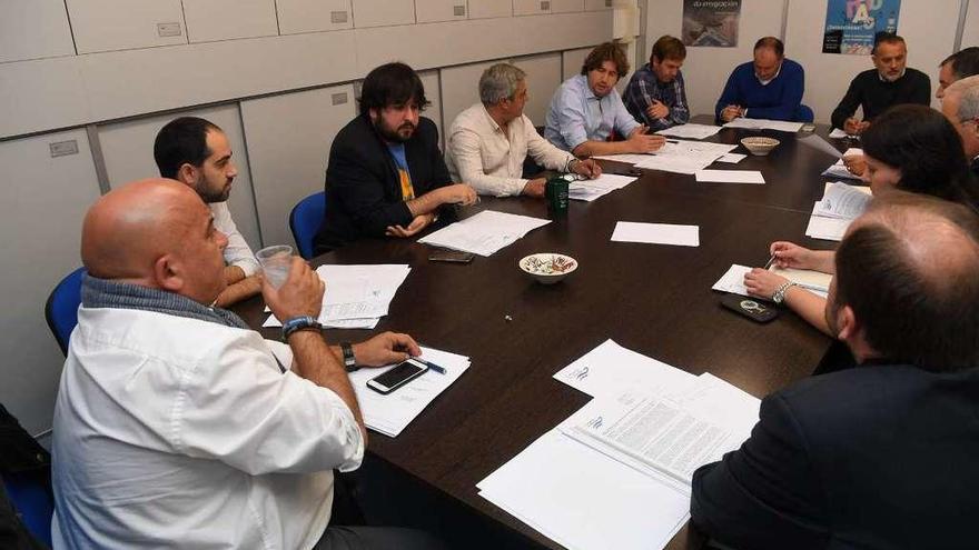 Lo alcaldes del Consorcio, durante un pleno del ente comarcal.