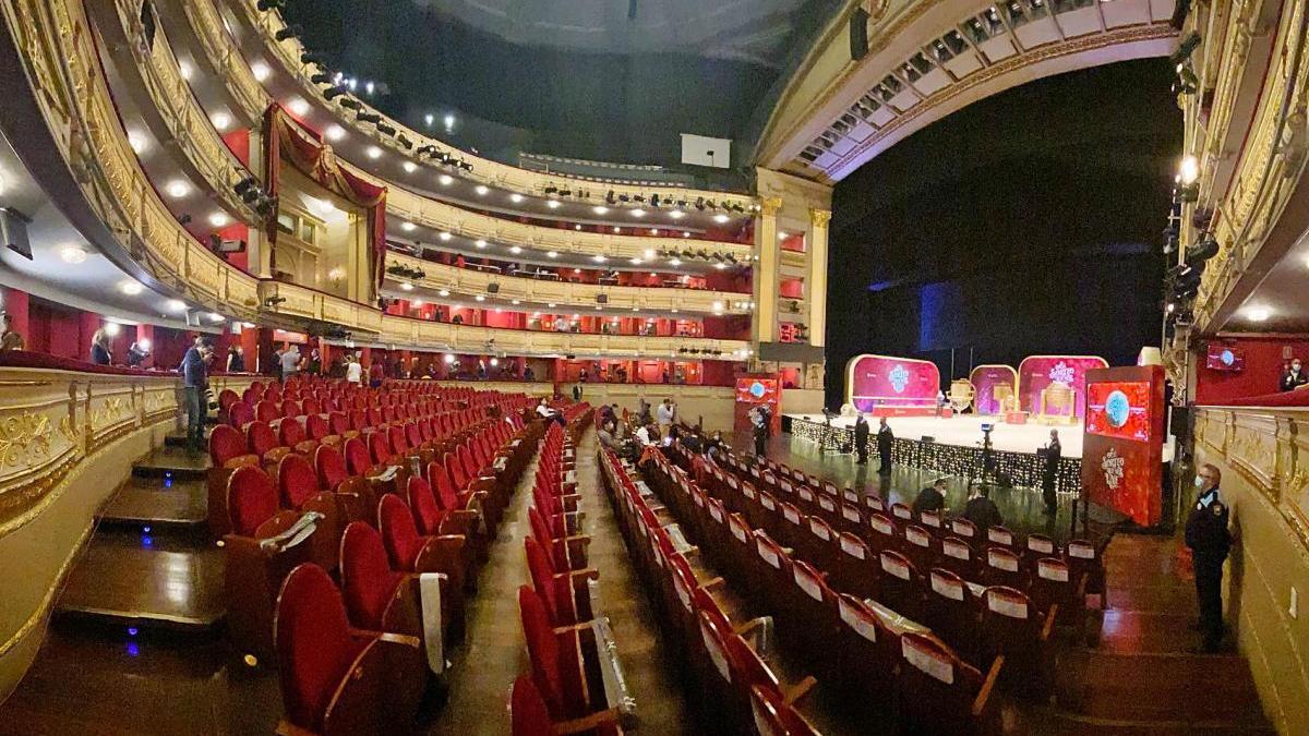 El Teatro Real de Madrid, buit durant la celebració d&#039;un sorteig inèdit marcat per la pandèmia de la COVID-19.