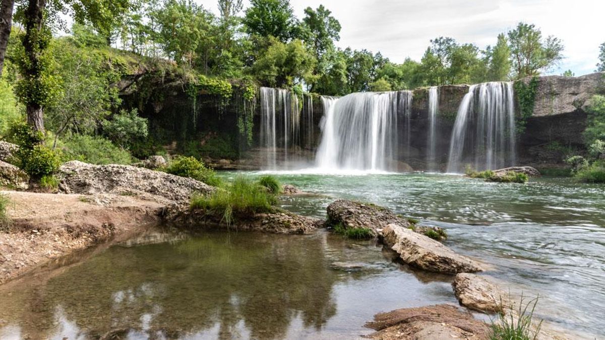 La cascada del Peñón está ubicada a las afueras del pequeño municipio de Pedrosa de Tobalina.