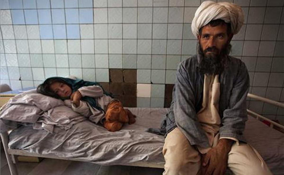 Lal Gul s’asseu al costat se la seva filla Mavia, a l’espera de ser atesos en un hospital de Kabul, a l’Afganistan.