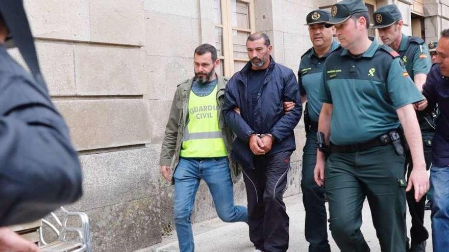 Francisco González Lameiro abandona el juzgado de Tui, ayer, de camino a la prisión pontevedresa de A Lama. // J. Lores