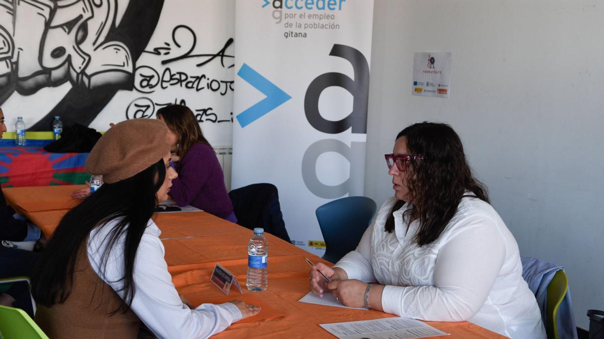 Luz Jiménez en su entrevista con la representante de Ausdan, Agueda de Arriba.
