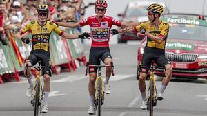 GUADARRAMA, 16/09/2023.- El líder de la general Sepp Kuss (c) con el maillot rojo, acompañado de sus compañeros de equipo  jonas Vingegaard (i), segundo de la general, y  Primoz Roglic (d), tercero de la general, a su entrada a la meta de la 20ª etapa de La Vuelta Ciclista a España disputada entre las localidades madrileñas de Manzanares El Real y Guadarrama, de 208 km, este sábado. EFE/Manu Bruque