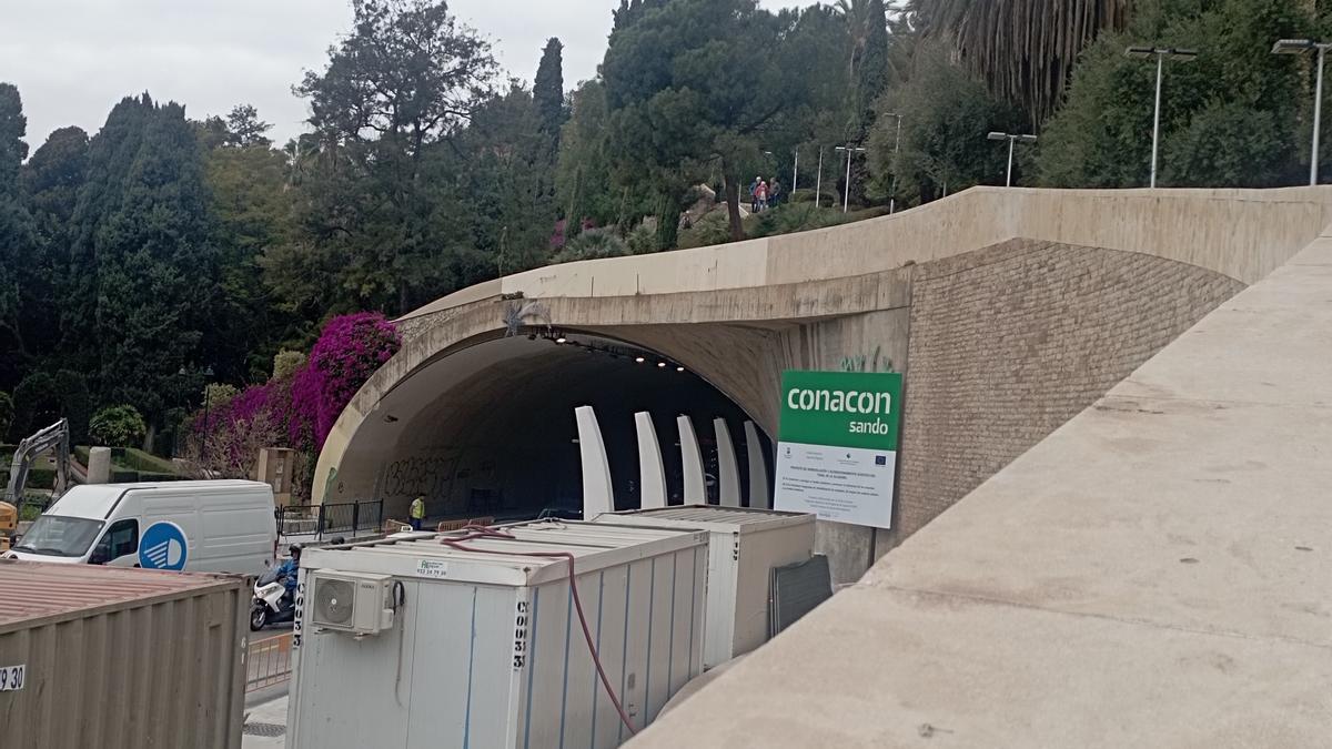 El túnel de la Alcazaba lleva varios meses en obras.