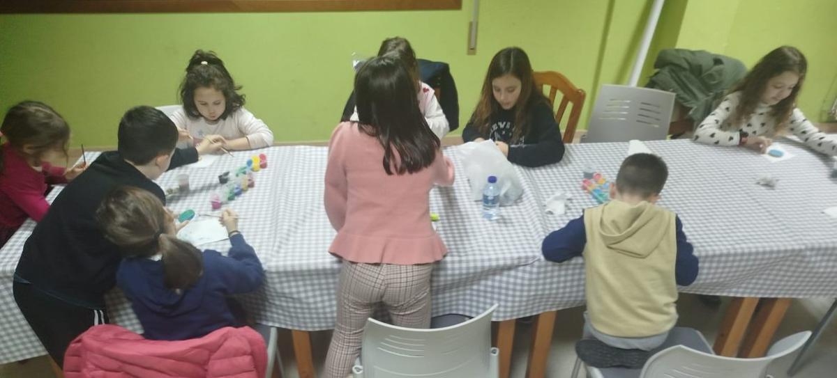 Niñas y niños del municipio participaron en un taller de chapas.