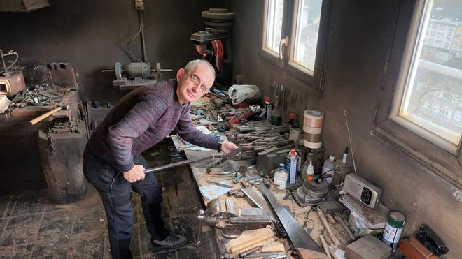 José Rodil en su taller de A Pontenova, donde el acero sale del fuego y se moldea a golpe de martillo