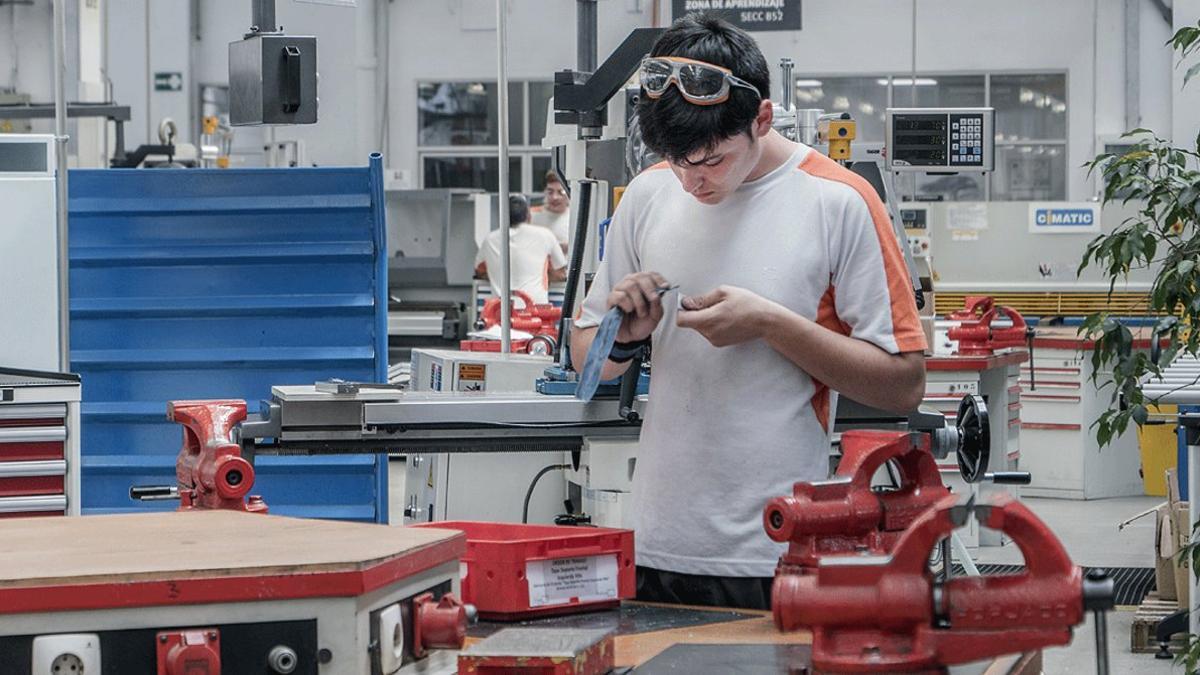 Un alumno de Formación Profesional, en una escuela de aprendices
