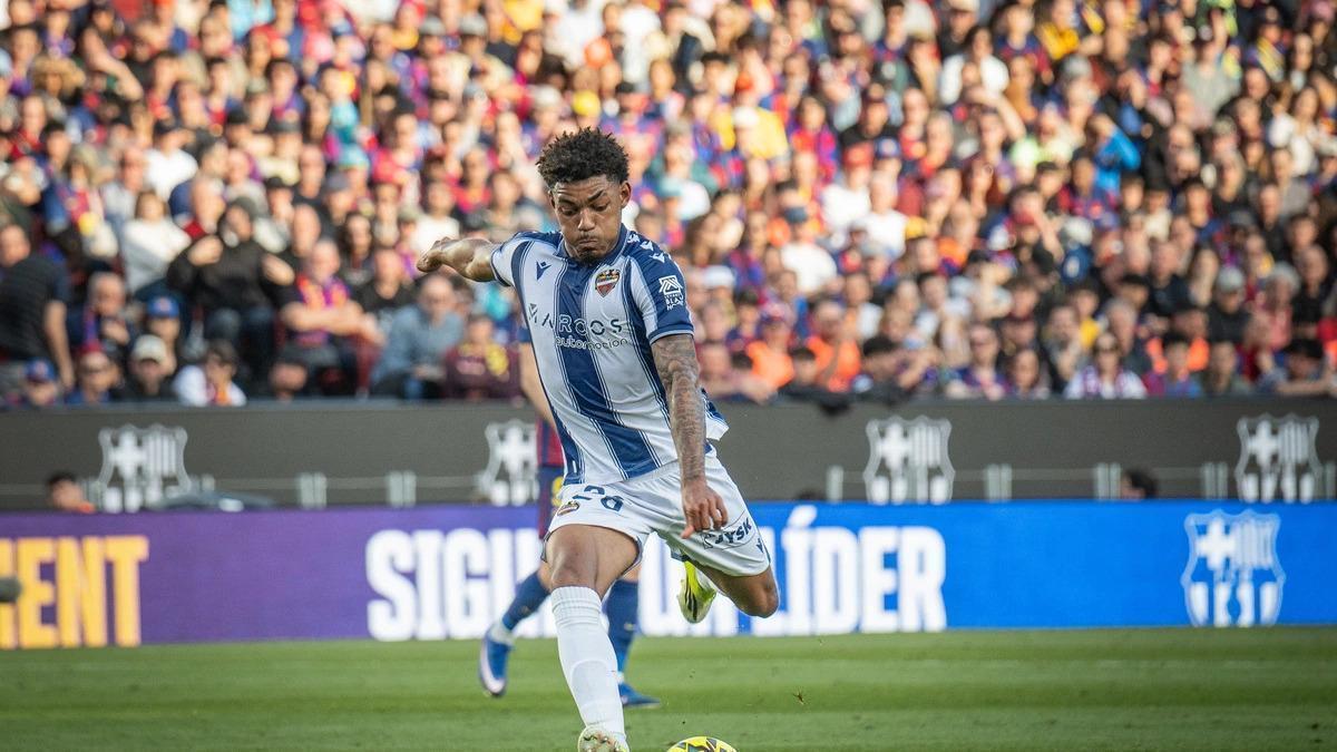 Kareem Tunde armando el disparo ante el Barcelona