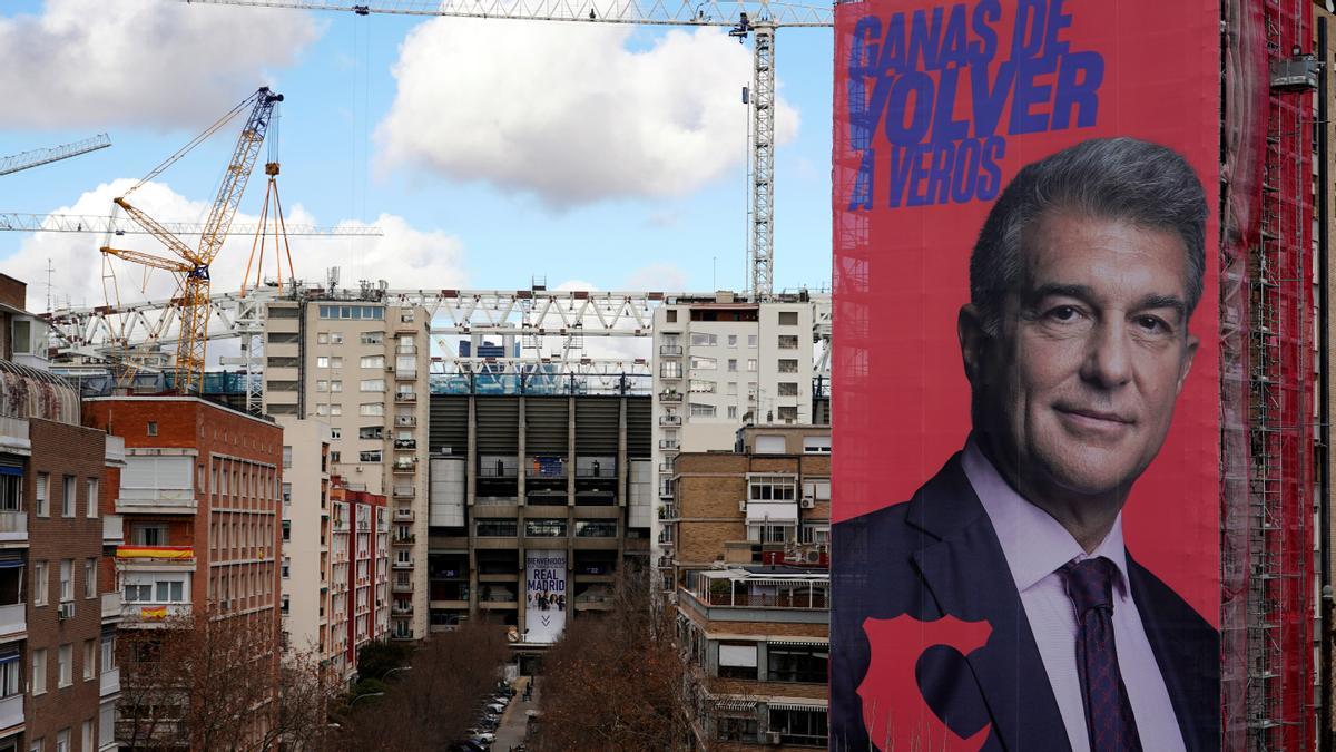Laporta trosseja la lona per a finalitats solidàries Laporta trosseja la lona per a finalitats solidàries