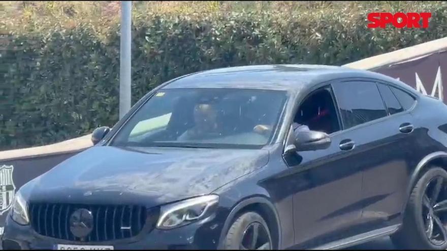 Los agentes de Jan Virgili abandonan la Ciutat Esportiva tras reunirse con el Barça durante dos horas.