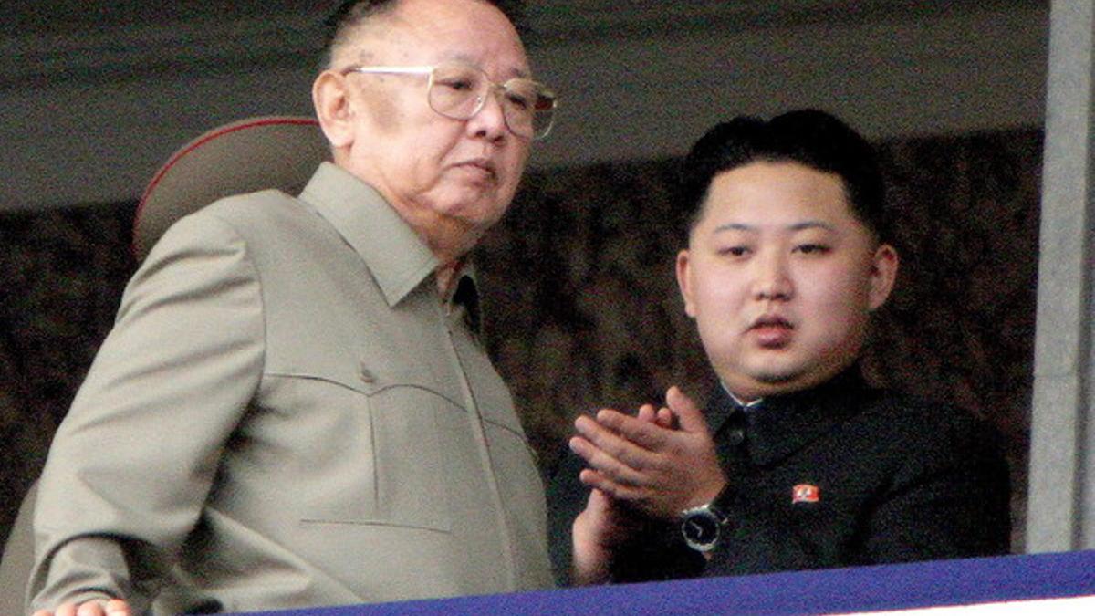 Kim Jong-Il, junto a su hijo y sucesor, Kim Jong-Un, en una imagen de octubre del 2010.