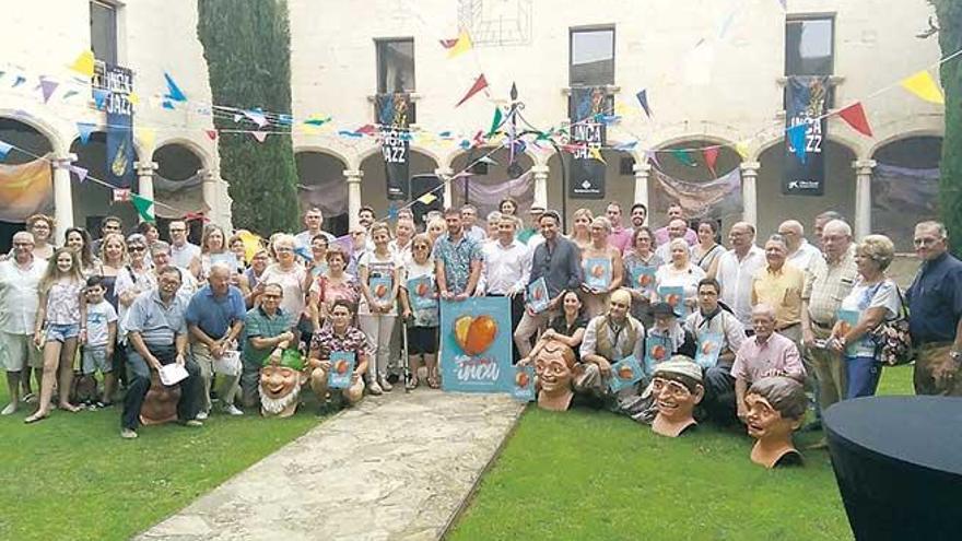 El alcalde, acompañado por miembros del consistorio y organizadores, ayer, en Sant Domingo.