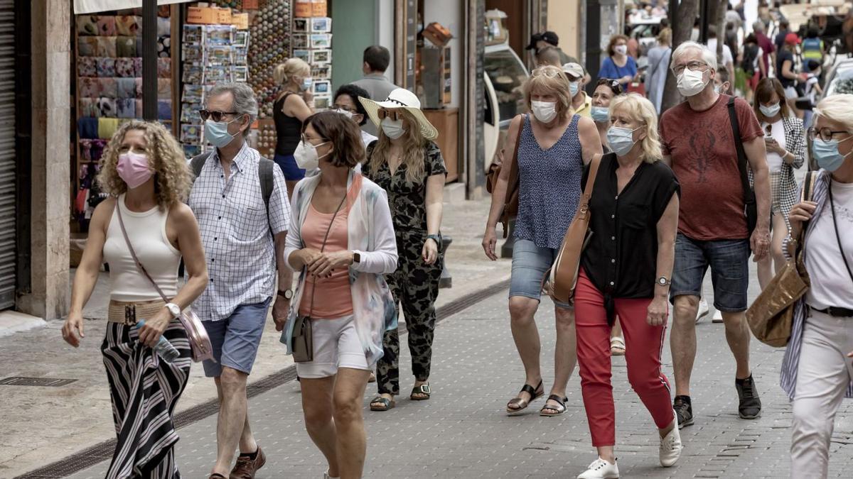 Un grupo de gente paseando por las calles del centro de Palma portando la mascarilla en la época en que era obligatorio.