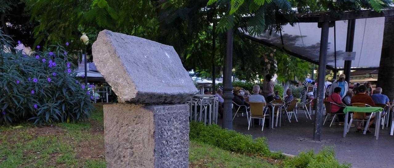 El distintivo en el parque Santa Catalina sin la placa.