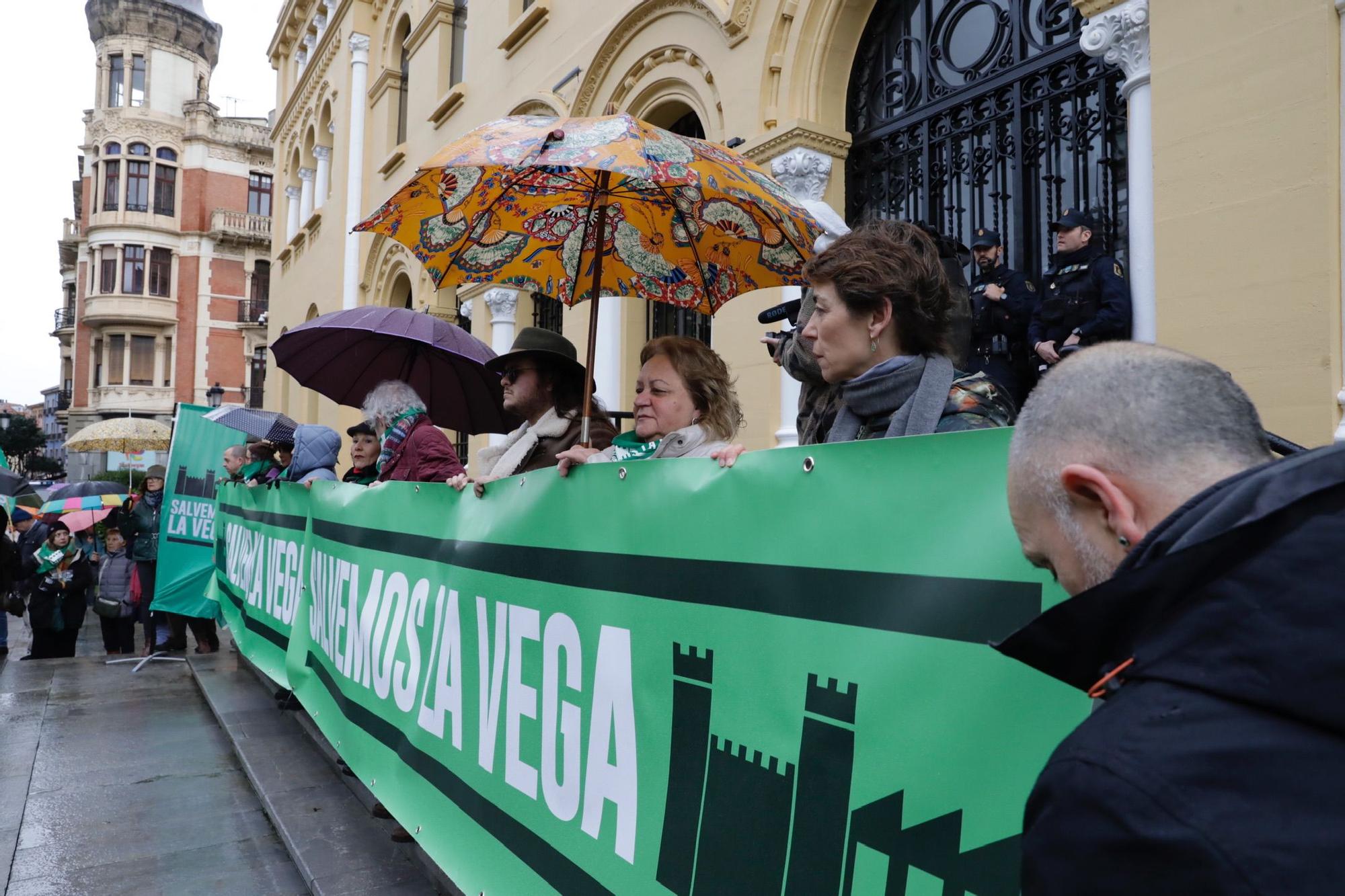 "La Vega no se vende, La Vega se defiende": así fue la concentración de Salvemos La Vega en Oviedo