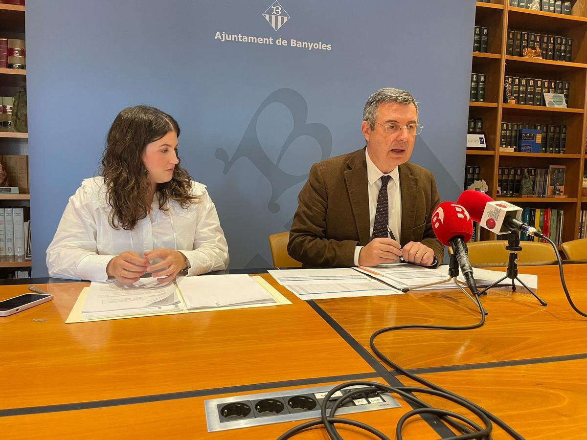 Miquel Noguer, alcalde de Banyoles i la regidora d'Economia i Recursos humans, Gemma Feixas, en la presentació del pressupost.