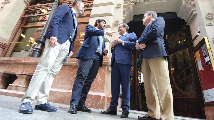 Javier Celdrán, Fernando López Miras, José María Albarracín y José Rosique, en la puerta del Casino de Murcia.