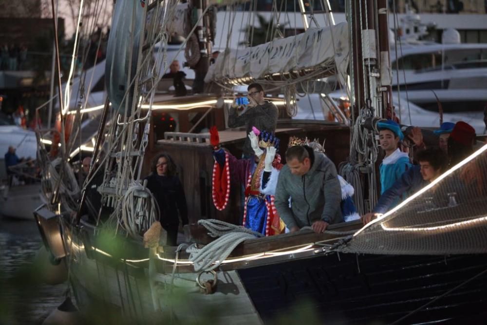 Die "Reyes Magos" trafen am Freitag (5.1.) in Palmas Hafen ein, um auf bunt geschmückten Festwagen durch die Innenstadt zu ziehen und den mallorquinischen Kindern ihre Weihnachtsgeschenke zu bringen.