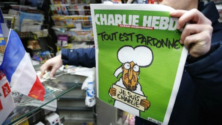 Exitosa vuelta a los kioskos franceses de la revista 'Charlie Hebdo'