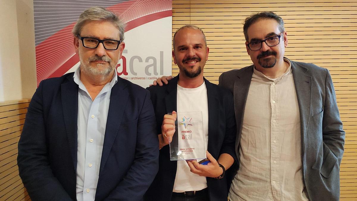 En el centro Emilio Rosillo, director del Archivo de la Democracia junto a Javier Requejo, subdirector del Archivo de la Real Cancillería de Valladolid (derecha) y Eduardo Pedruelo, director del Archivo Municipal de Valladolid (izquierda).