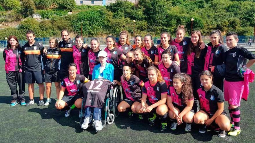 Las jugadoras del Femiastur con Fernando Leira al inicio del partido.